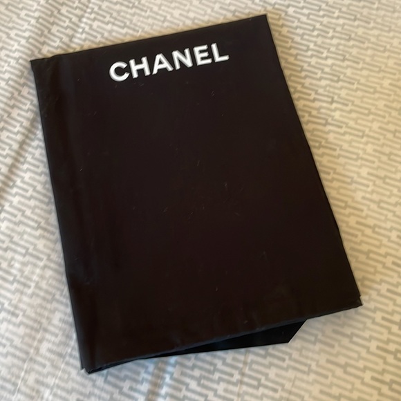 Authentic Chanel black dust bag 20 x 21 and cleaning cloth packet - Picture 6 of 9